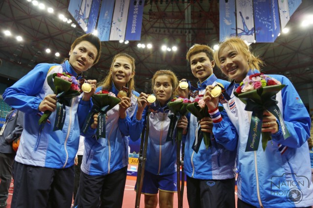 ภาพชุด : รับเหรียญทอง ทีมตะกร้อชาย-หญิง