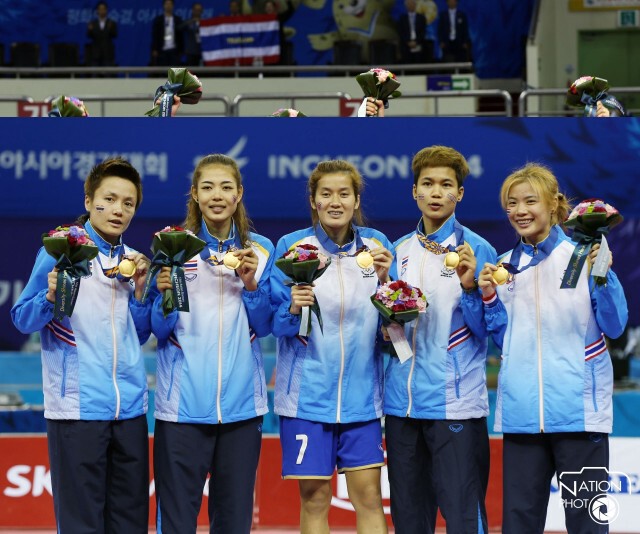 ภาพชุด : รับเหรียญทอง ทีมตะกร้อชาย-หญิง