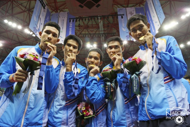ภาพชุด : รับเหรียญทอง ทีมตะกร้อชาย-หญิง