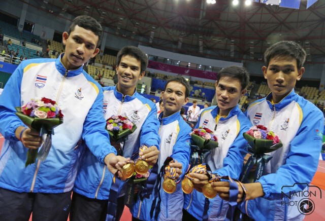 ภาพชุด : รับเหรียญทอง ทีมตะกร้อชาย-หญิง