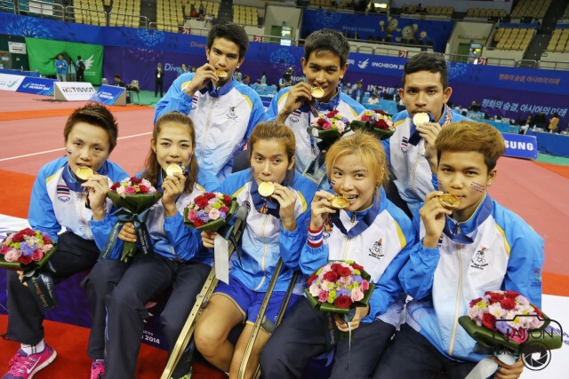 ภาพชุด : รับเหรียญทอง ทีมตะกร้อชาย-หญิง