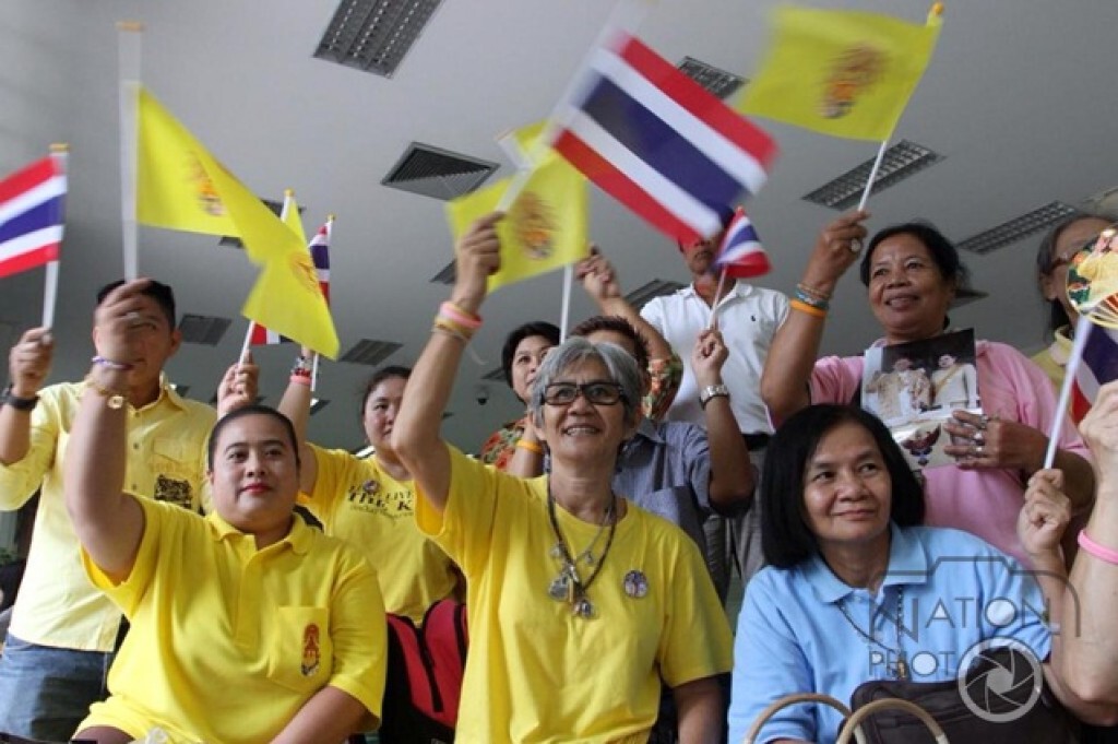 พสกนิกรเฝ้ารับเสด็จฯ ในหลวง-ราชินี ณ โรงพยาบาลศิริราช พสกนิกรเฝ้ารับเสด็จฯ ในหลวง-ราชินี ณ โรงพยาบาลศิริราช