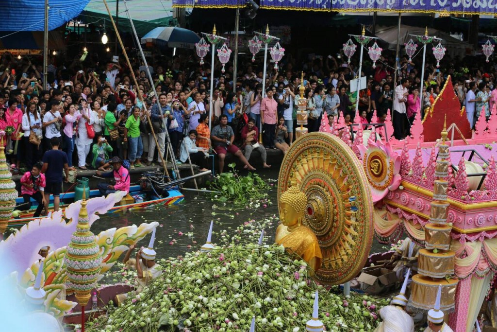 บรรยากาศประเพณี "รับบัว"