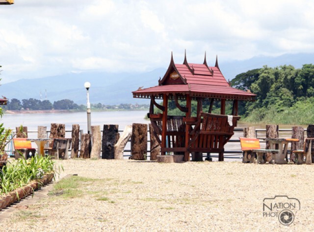 บึงกาฬเตรียมสถานที่รับชมบั้งไฟพญานาคท่าน้ำริมโขง