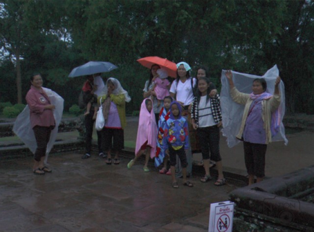 สายฝนทำเซ็ง!นักท่องเที่ยวอดชมพระอาทิตย์ผ่าน15ประตูพนมรุ้ง