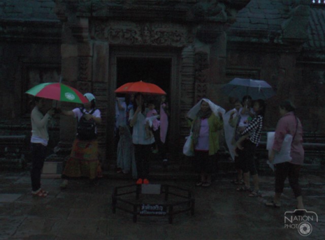 สายฝนทำเซ็ง!นักท่องเที่ยวอดชมพระอาทิตย์ผ่าน15ประตูพนมรุ้ง