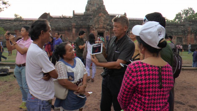 นักดาราศาสตร์-นักท่องเที่ยวนำกล้องเฝ้ารอชมมหัศจรรย์บนพนมรุ้งเย็นนี้คึกคัก