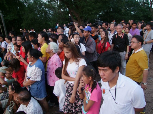 นักดาราศาสตร์-นักท่องเที่ยวนำกล้องเฝ้ารอชมมหัศจรรย์บนพนมรุ้งเย็นนี้คึกคัก