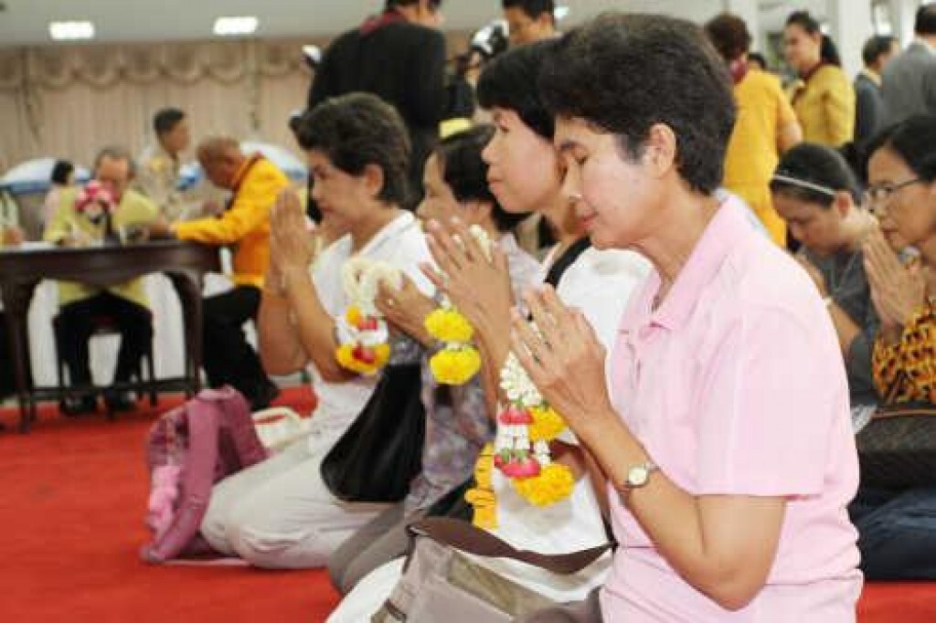 "พสกนิกร"  ร่วมลงนามถวายพระพรในหลวง