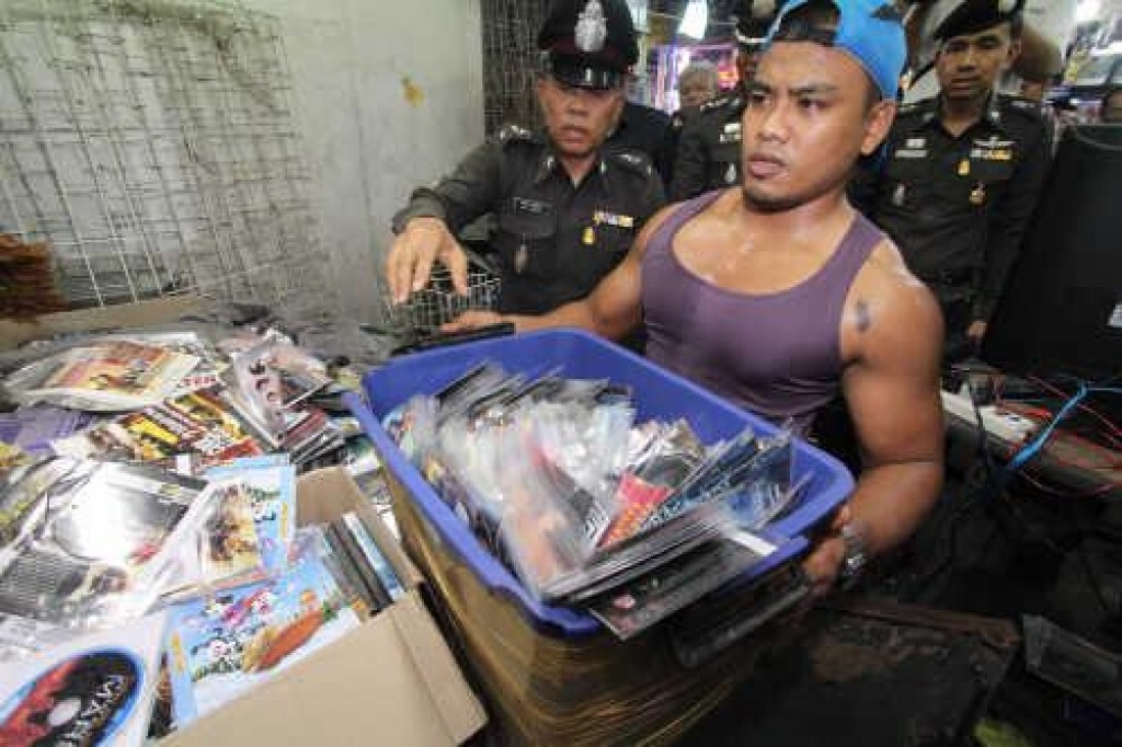 "ตร." ลุยคลองถม จับหนังเถื่อน "ตร." ลุยคลองถม จับหนังเถื่อน