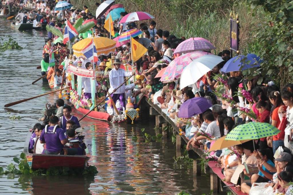 ประเพณีตักบาตรพระร้อยทางเรือ