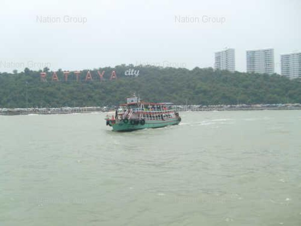"พายุฝน" กระหน่ำเรือไดหมึกล่มกลางอ่าวพัทยา