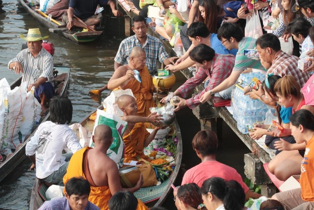ประเพณีตักบาตรพระร้อยทางเรือ