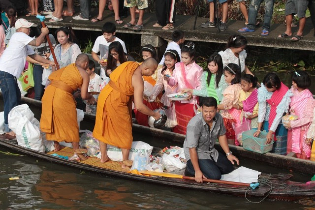 ประเพณีตักบาตรพระร้อยทางเรือ