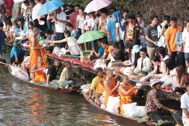 ประเพณีตักบาตรพระร้อยทางเรือ
