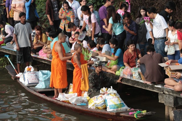 ประเพณีตักบาตรพระร้อยทางเรือ