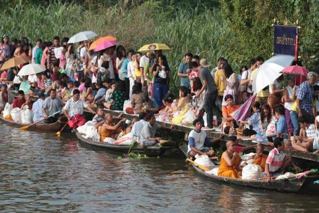 ประเพณีตักบาตรพระร้อยทางเรือ