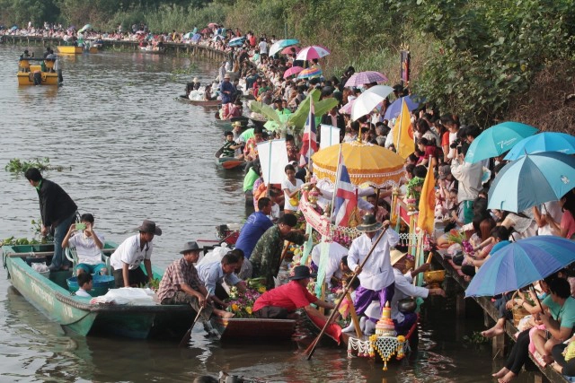 ประเพณีตักบาตรพระร้อยทางเรือ