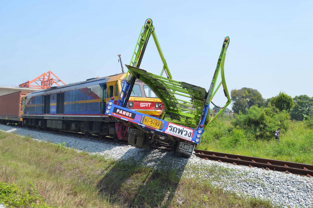 รถไฟชนรถพ่วง เหตุคนขับใช้เส้นทางลัด ทั้งที่ยังไม่เปิดใช้ รถไฟชนรถพ่วง เหตุคนขับใช้เส้นทางลัด ทั้งที่ยังไม่เปิดใช้