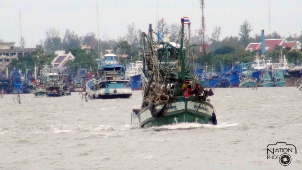 เรือประมงกลับเข้าฝั่ง หลังคลื่นลมมีกำลังแรง