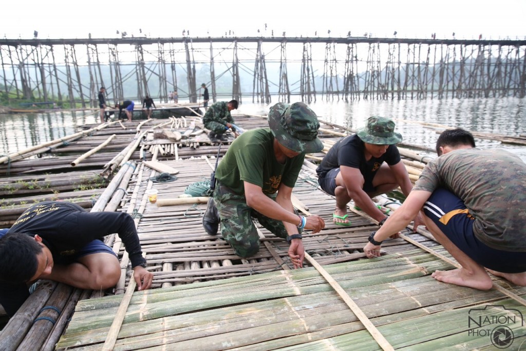 ทหาร-ชาวบ้าน ช่วยกันทำเวทีลอยน้ำ พิธีเปิดสะพานมอญ 18 ตุลาคมนี้