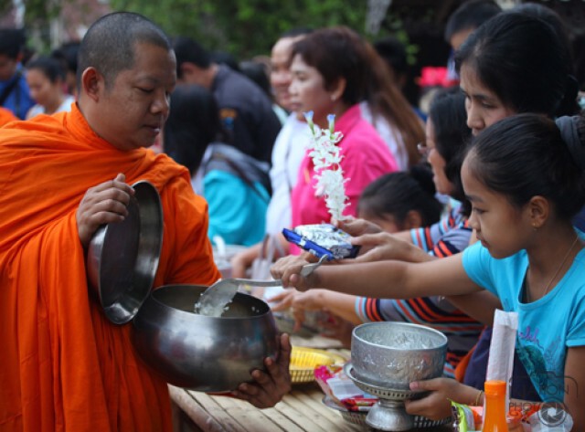 บรรยากาศ ชาวบ้านและนักท่องเที่ยวทำบุญตักบาตรบริเวณสะพานมอญ