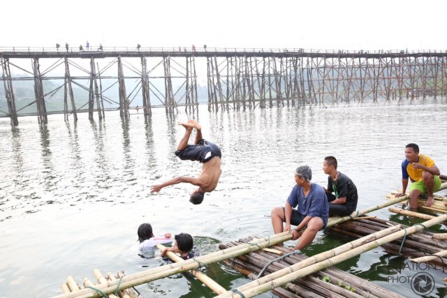 ทหาร-ชาวบ้าน ช่วยกันทำเวทีลอยน้ำ พิธีเปิดสะพานมอญ 18 ตุลาคมนี้