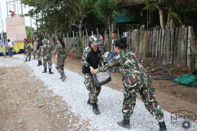 ทหาร-ชาวบ้าน ช่วยกันทำเวทีลอยน้ำ พิธีเปิดสะพานมอญ 18 ตุลาคมนี้