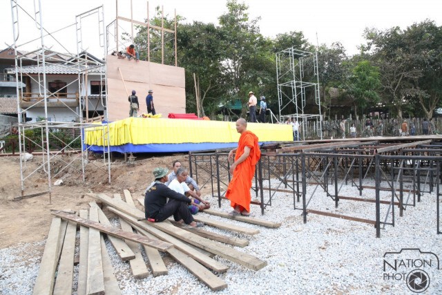 ทหาร-ชาวบ้าน ช่วยกันทำเวทีลอยน้ำ พิธีเปิดสะพานมอญ 18 ตุลาคมนี้