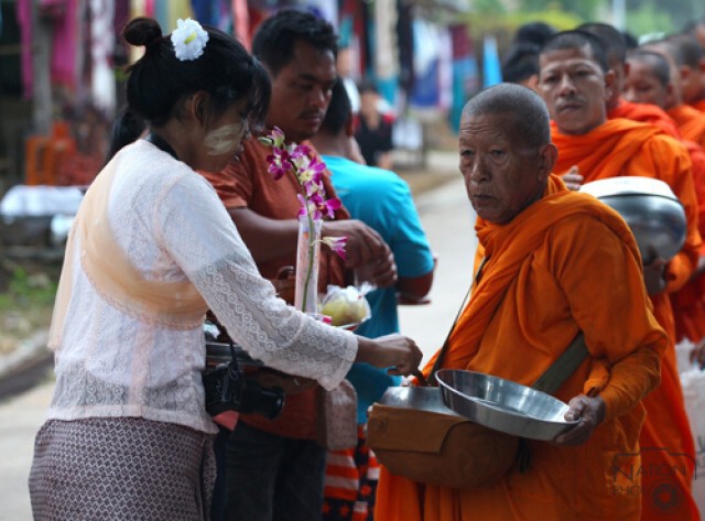 บรรยากาศ ชาวบ้านและนักท่องเที่ยวทำบุญตักบาตรบริเวณสะพานมอญ