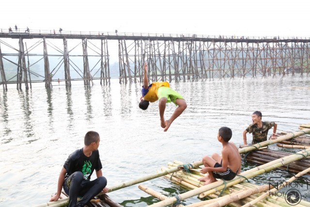 ทหาร-ชาวบ้าน ช่วยกันทำเวทีลอยน้ำ พิธีเปิดสะพานมอญ 18 ตุลาคมนี้