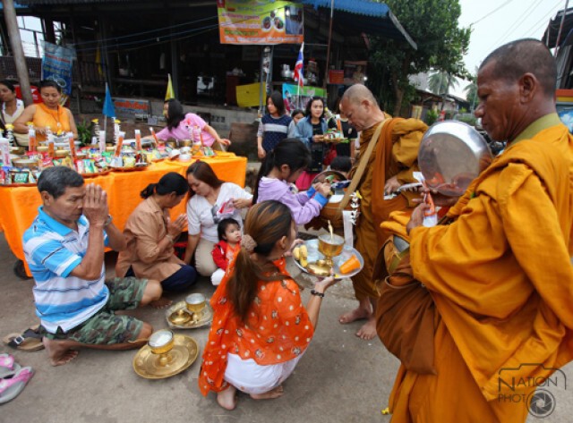 บรรยากาศ ชาวบ้านและนักท่องเที่ยวทำบุญตักบาตรบริเวณสะพานมอญ