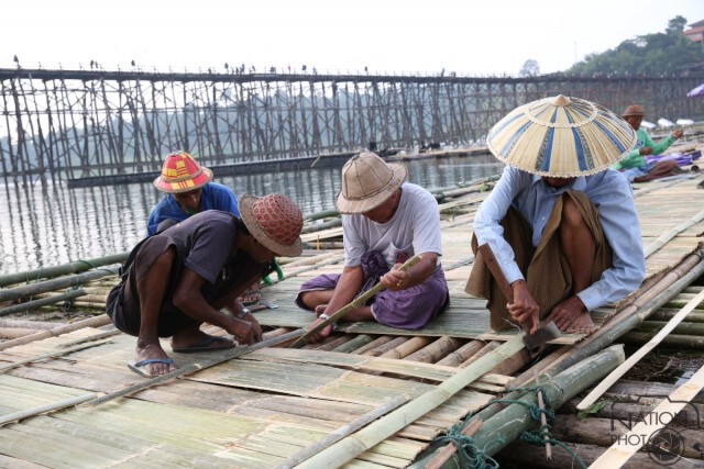 ทหาร-ชาวบ้าน ช่วยกันทำเวทีลอยน้ำ พิธีเปิดสะพานมอญ 18 ตุลาคมนี้