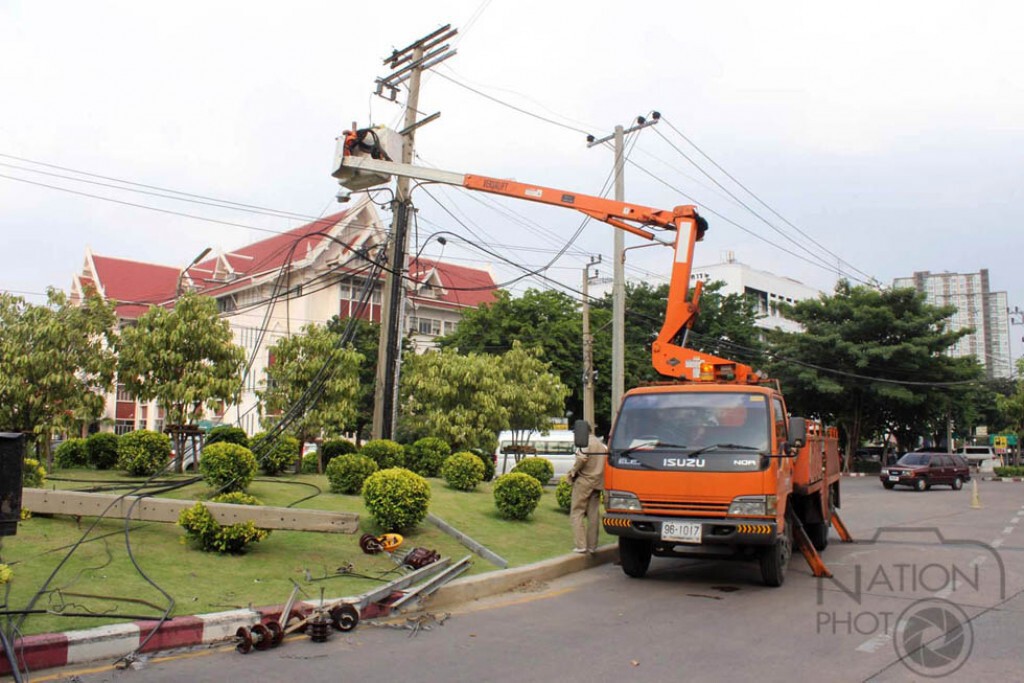 รถโมบายเกี่ยวเสาไฟฟ้ากรมการขนส่งทางบกเสียหาย