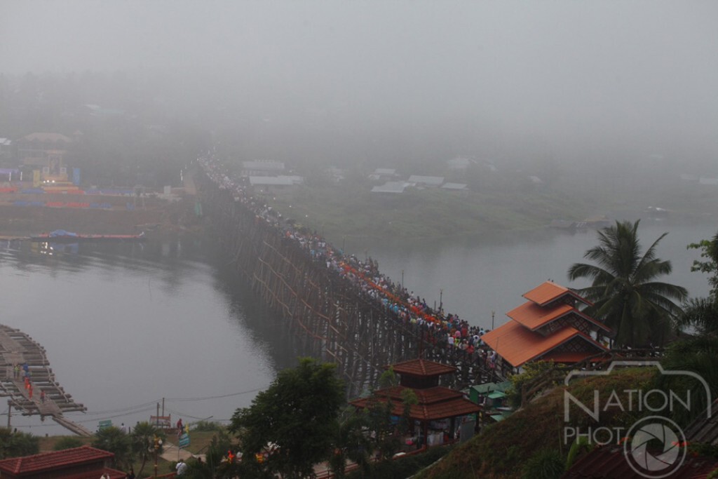 นักท่องเที่ยวทะลักร่วมทำบุญสะพานมอญ
