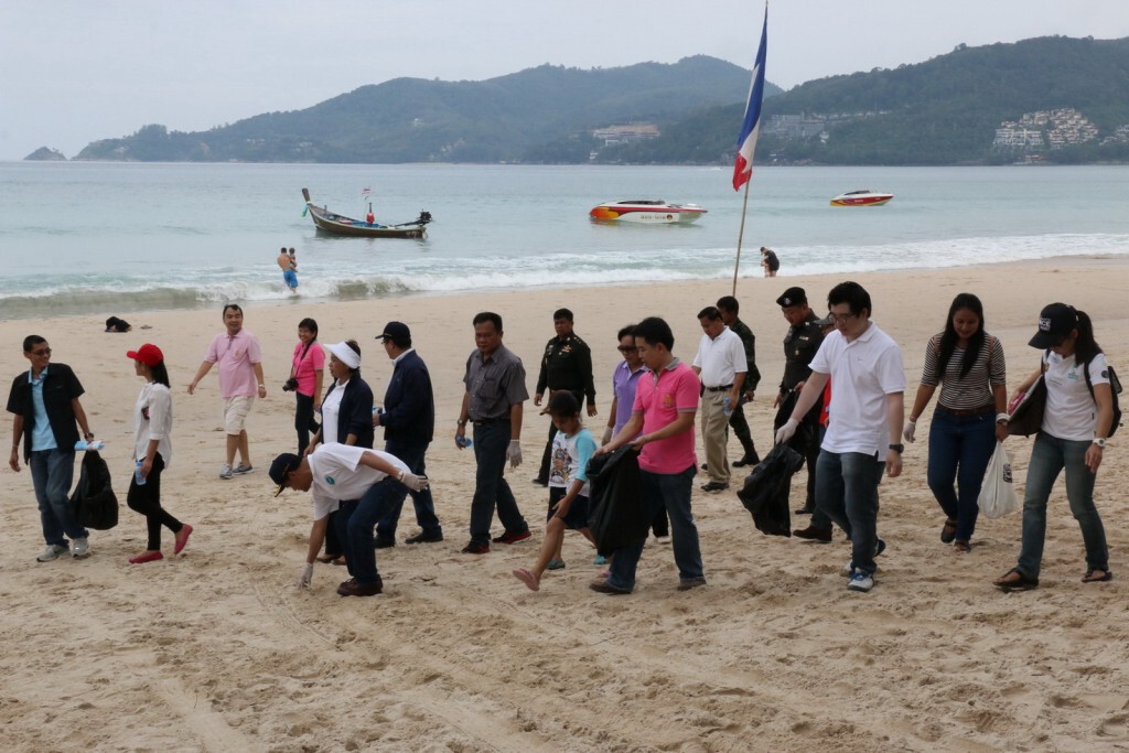ภูเก็ตจัดกิจกรรม "เก็บขยะชายหาด" เพื่อภูเก็ตสะอาด ภูเก็ตจัดกิจกรรม "เก็บขยะชายหาด" เพื่อภูเก็ตสะอาด