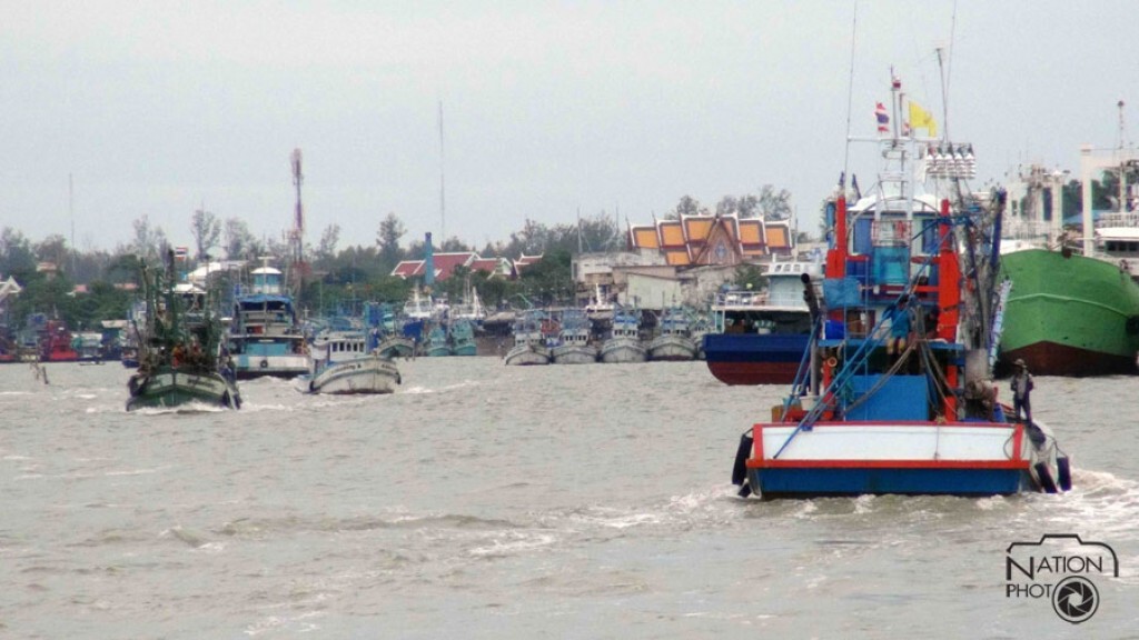 คลื่นลมในทะเลลดลง เรือประมงออกจับสัตว์น้ำ