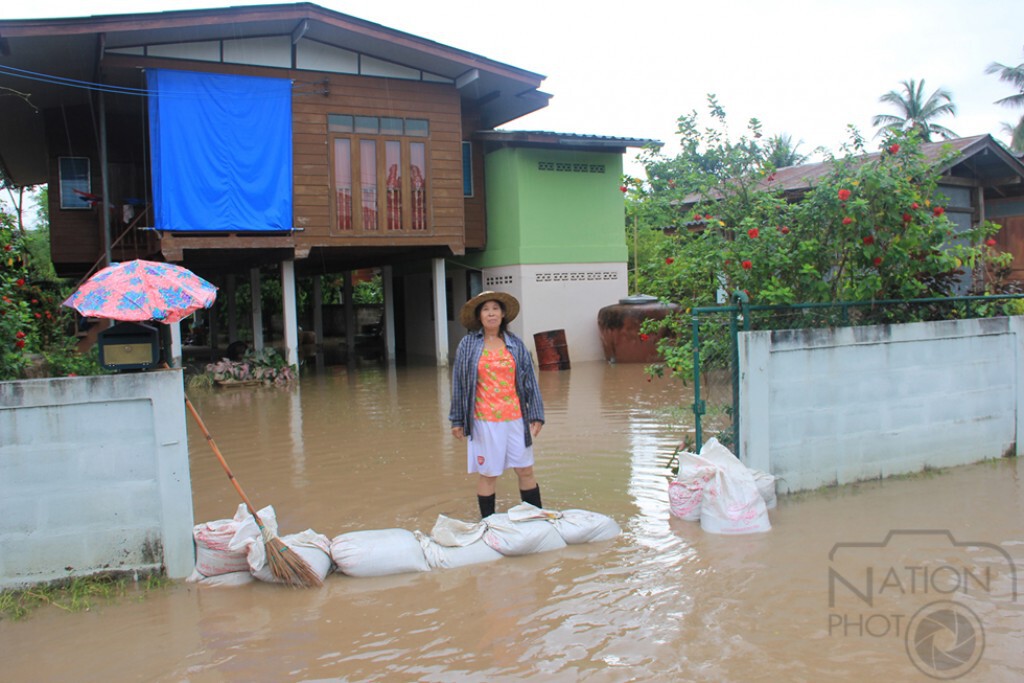 น้ำป่าไหลหลาก ท่วมบ้านเรือนอำเภอเถิน 400 หลังคาเรือน น้ำป่าไหลหลาก ท่วมบ้านเรือนอำเภอเถิน 400 หลังคาเรือน