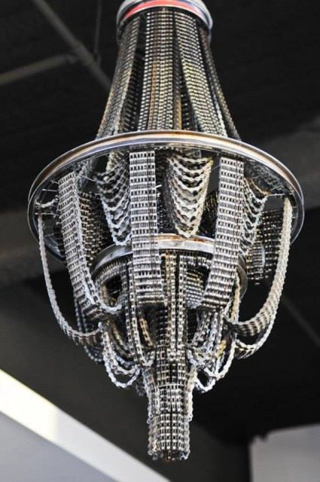 ศิลปินแอลเอ ไอเดียเก๋! ทำ "โคมไฟ" จาก "โซ่รถจักรยาน"