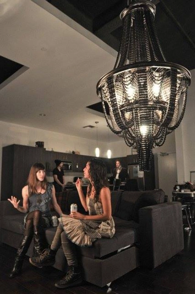 ศิลปินแอลเอ ไอเดียเก๋! ทำ "โคมไฟ" จาก "โซ่รถจักรยาน"