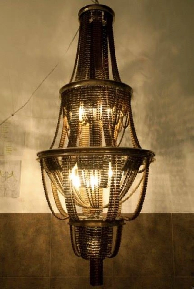 ศิลปินแอลเอ ไอเดียเก๋! ทำ "โคมไฟ" จาก "โซ่รถจักรยาน"