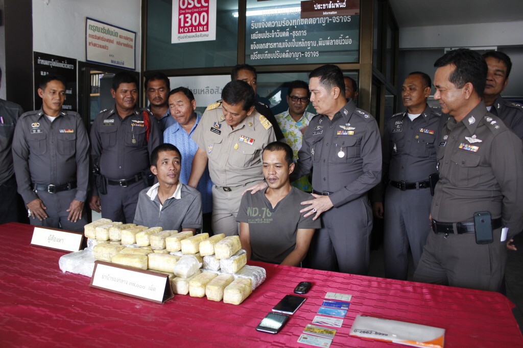 ตำรวจสุราษฎร์ธานี จับกุม 2 ผู้ต้องหา อ้างยางราคาตก หันค้ายาบ้าแทน ตำรวจสุราษฎร์ธานี จับกุม 2 ผู้ต้องหา อ้างยางราคาตก หันค้ายาบ้าแทน