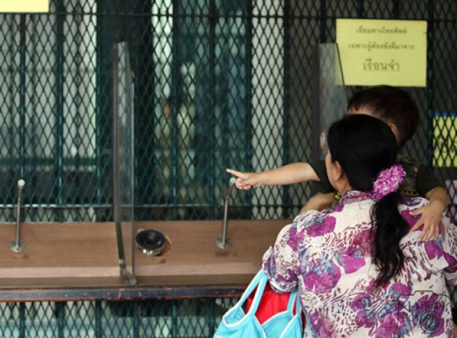 เรื่องราวหลังรั้วลวดหนาม