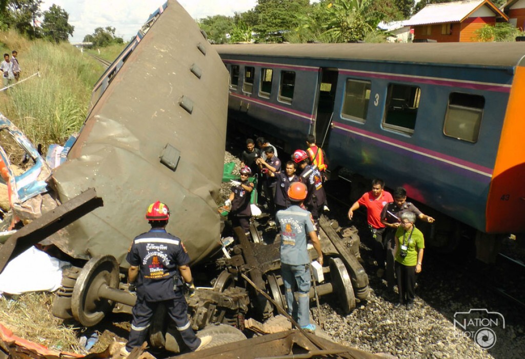 รถไฟชนรถขนดิน คร่า 4 ชีวิต สาหัส 8 ราย