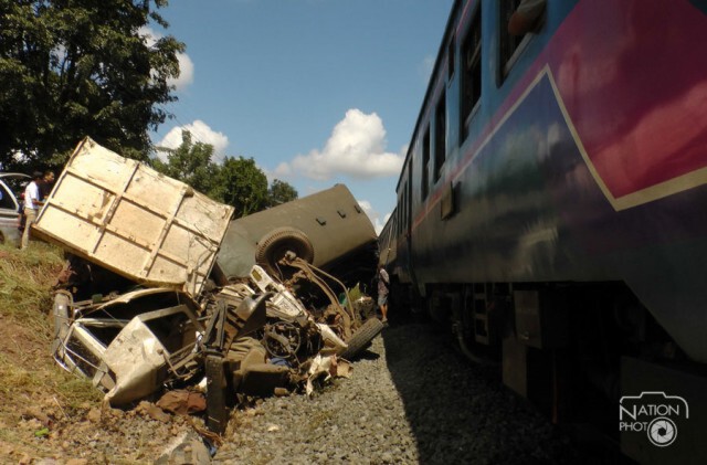 รถไฟชนรถขนดิน คร่า 4 ชีวิต สาหัส 8 ราย