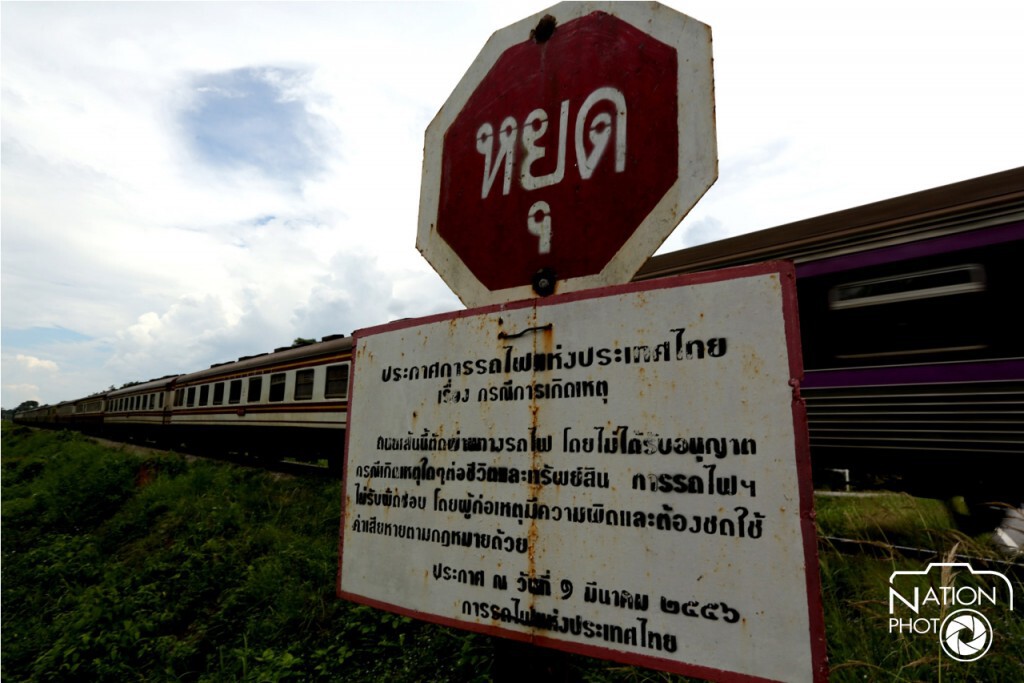 รางรถไฟบ้านบ่อทอง ต.ตันหยงมัส ไร้คันกั้นถนน รางรถไฟบ้านบ่อทอง ต.ตันหยงมัส ไร้คันกั้นถนน