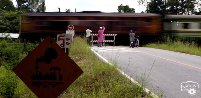 รางรถไฟบ้านบ่อทอง ต.ตันหยงมัส ไร้คันกั้นถนน