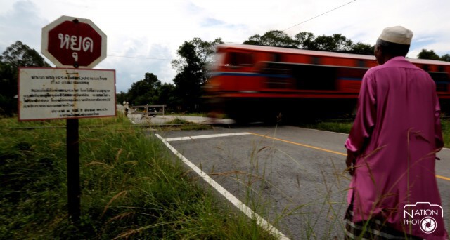 รางรถไฟบ้านบ่อทอง ต.ตันหยงมัส ไร้คันกั้นถนน