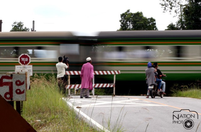 รางรถไฟบ้านบ่อทอง ต.ตันหยงมัส ไร้คันกั้นถนน