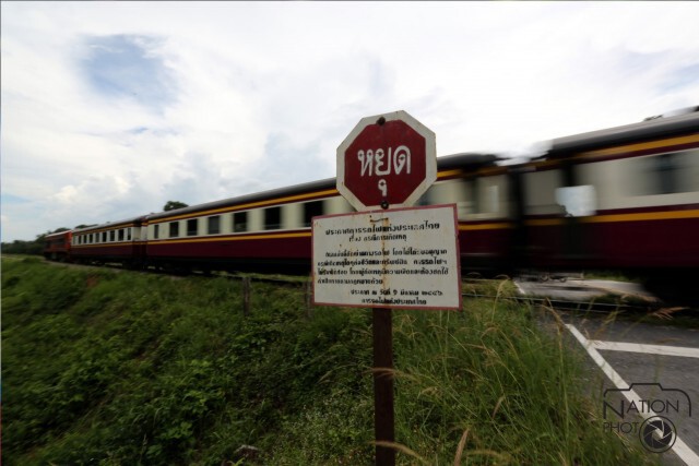 รางรถไฟบ้านบ่อทอง ต.ตันหยงมัส ไร้คันกั้นถนน